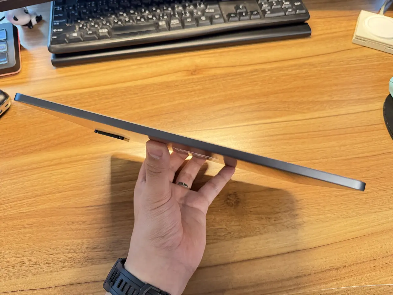 Xiaomi Pad 8の左側面