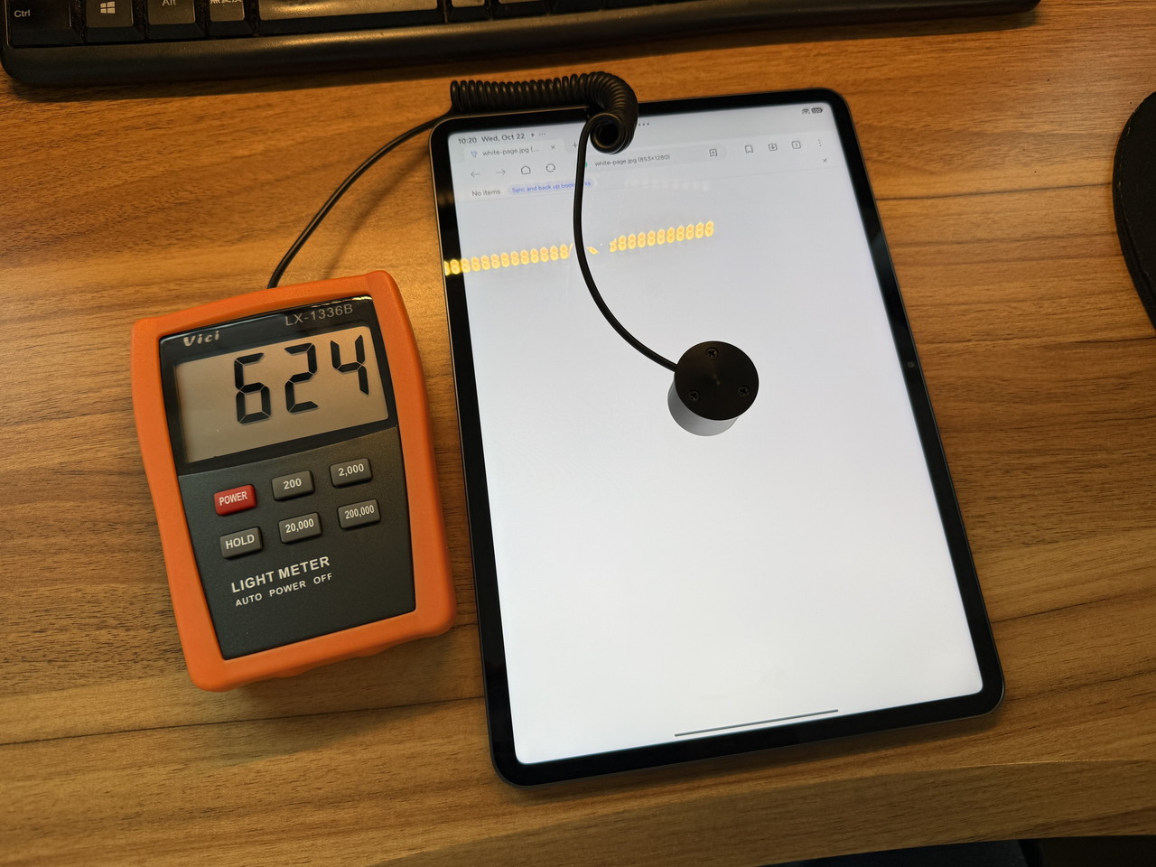 デジタルルクスメーター「Vici LX1336B」を使用して画面の明るさを計測している様子