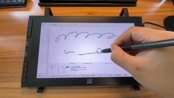 XPPen Artist 12 3rdに文字を描いている様子
