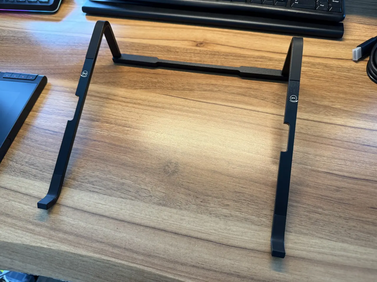 折りたたみスタンドを展開した状態