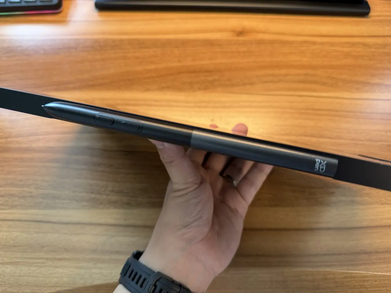 マグネット式スタイラスホルダーにペンを装着した様子