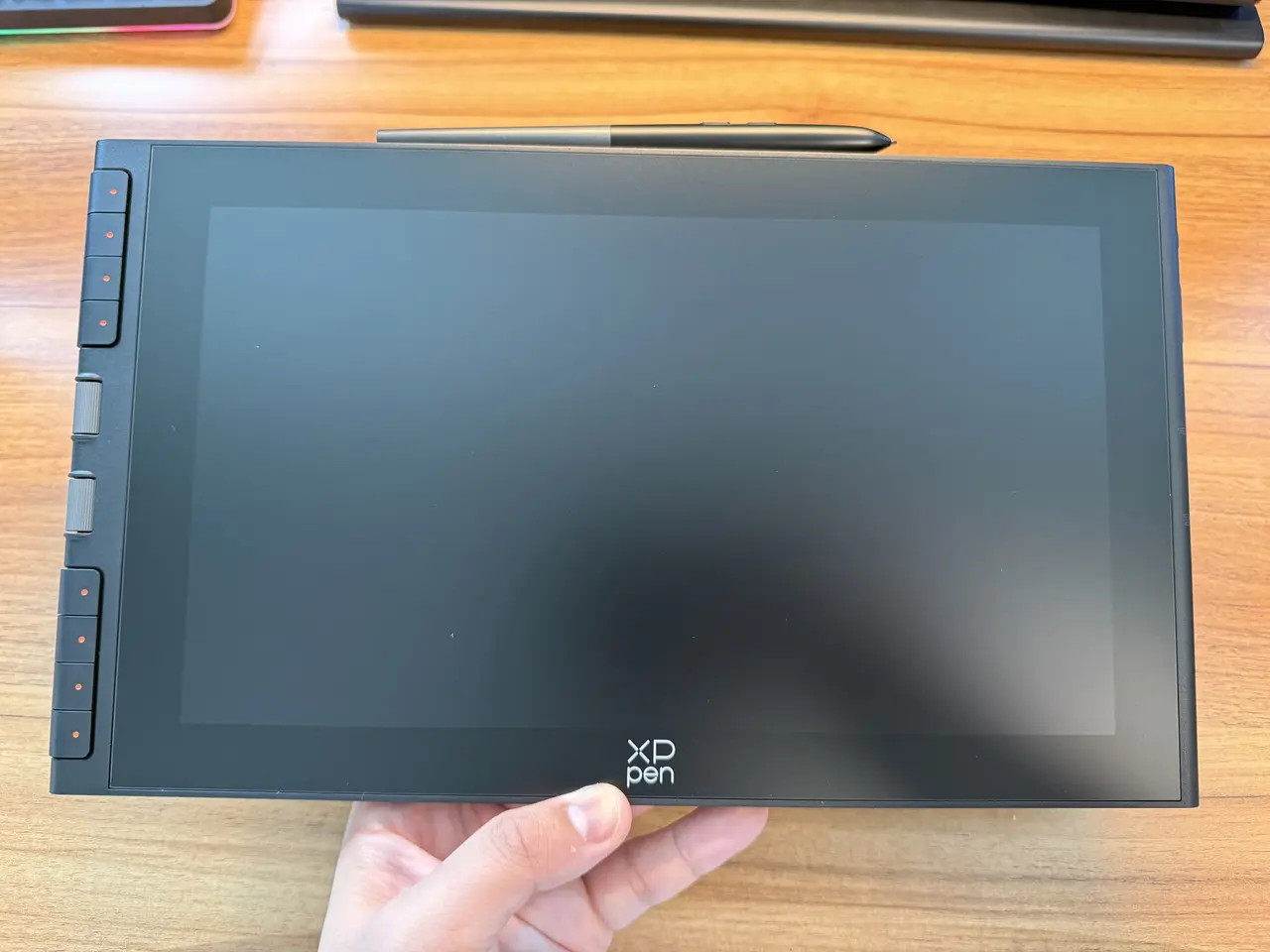 マグネット式スタイラスホルダーにペンを装着して手に持っている様子