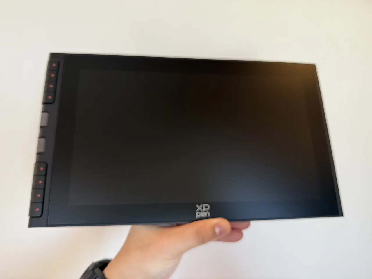 XPPen Artist 12 3rdを手に持っている様子(正面アングル)