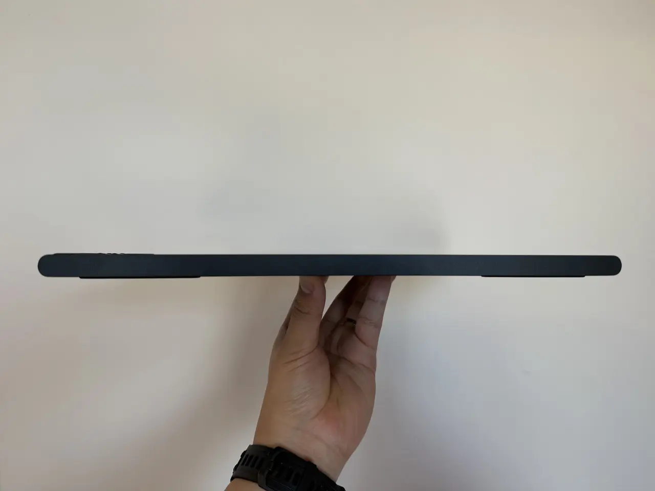 XPPen Artist 12 3rdを手に持っている様子(側面アングル)