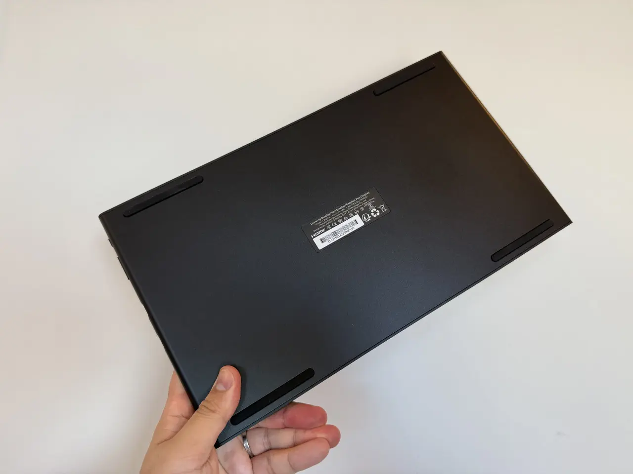 XPPen Artist 12 3rdを手に持っている様子(背面アングル)