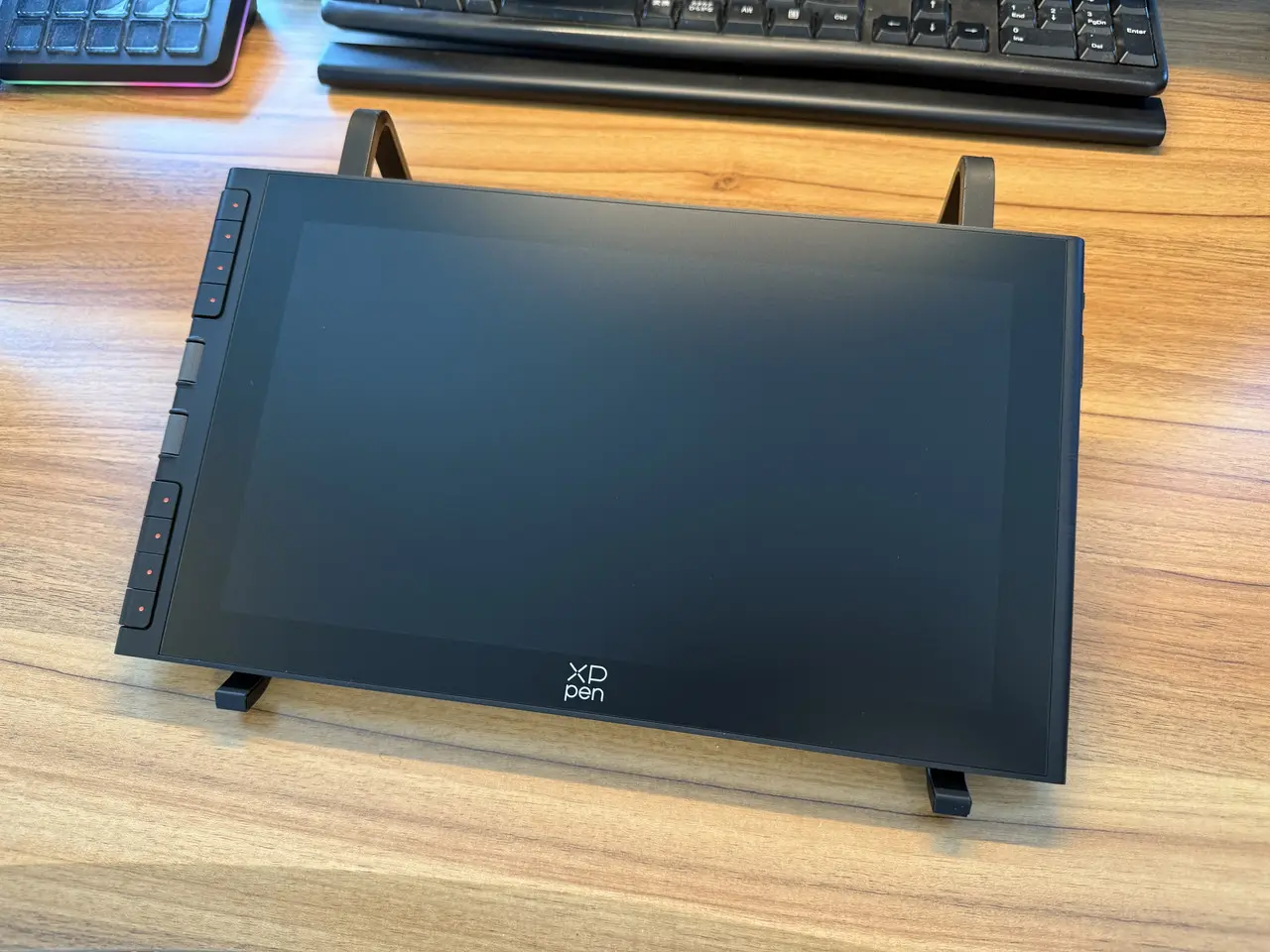 XPPen Artist 12 3rdをスタンドに載せた様子(正面アングル)