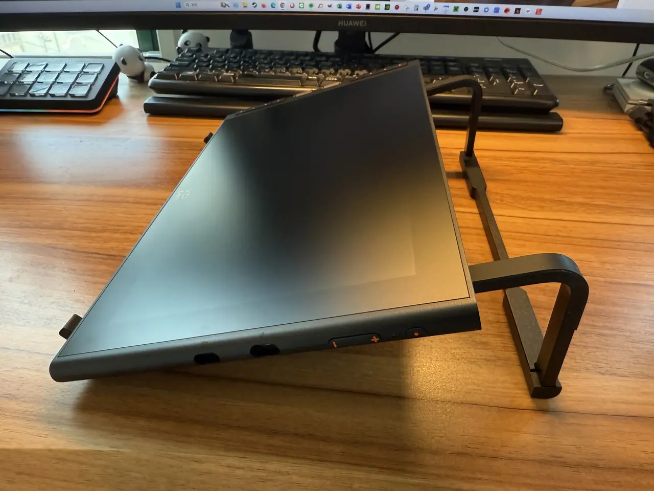 XPPen Artist 12 3rdをスタンドに載せた様子(側面アングル)