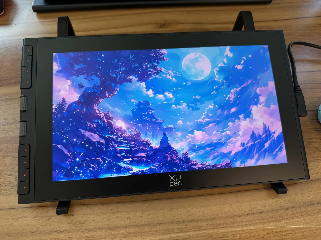 デスク上に設置され、イラストを映し出しているXPPen Artist 12 3rd