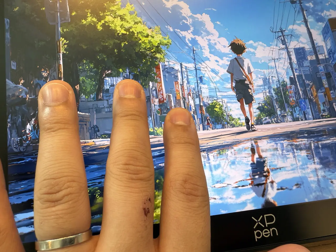 XPPen Artist 12 3rdのディスプレイに素手で触れている様子