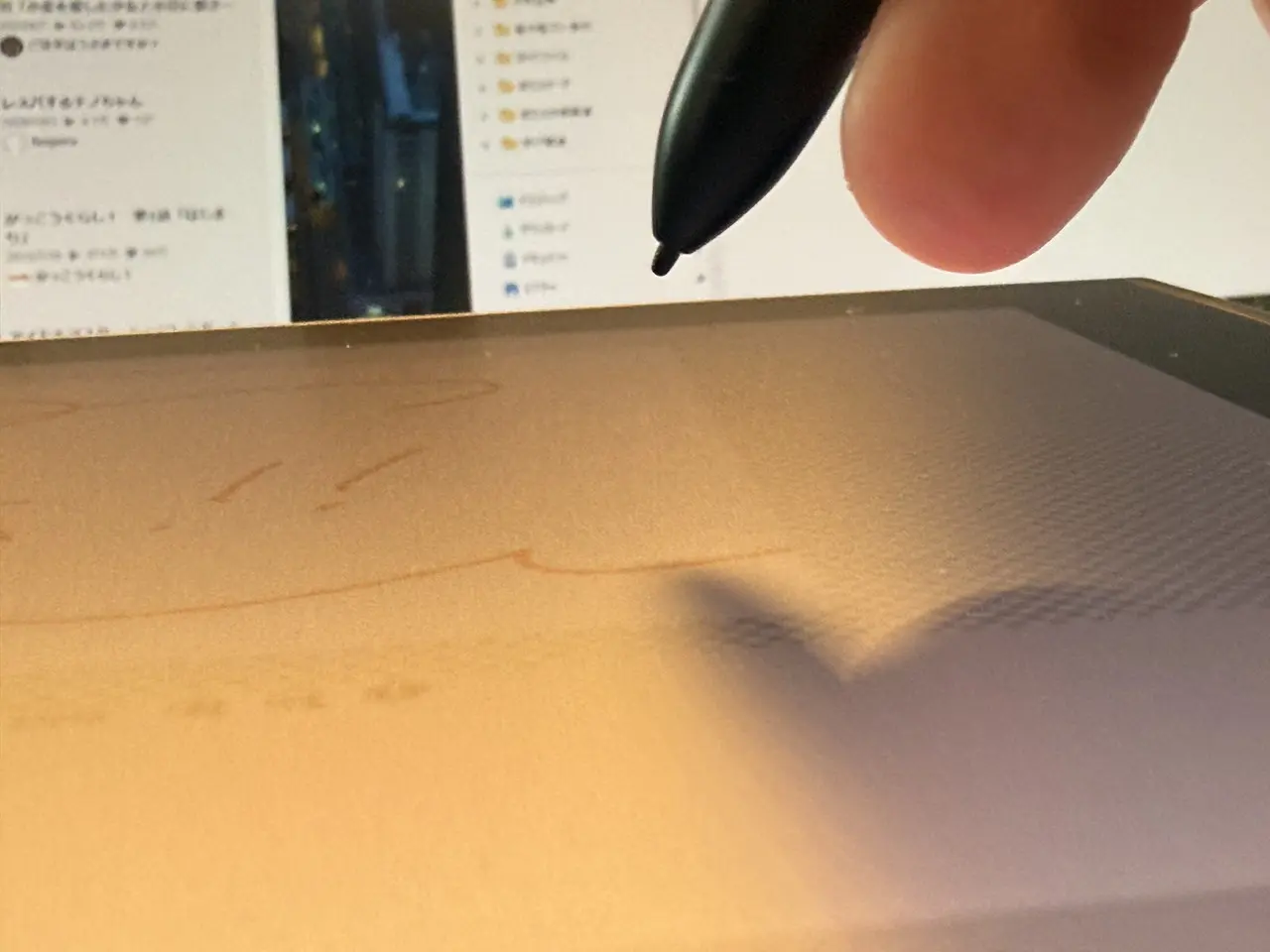 XPPen Artist 12 3rdの画面からペン先を約1cm浮かしている様子