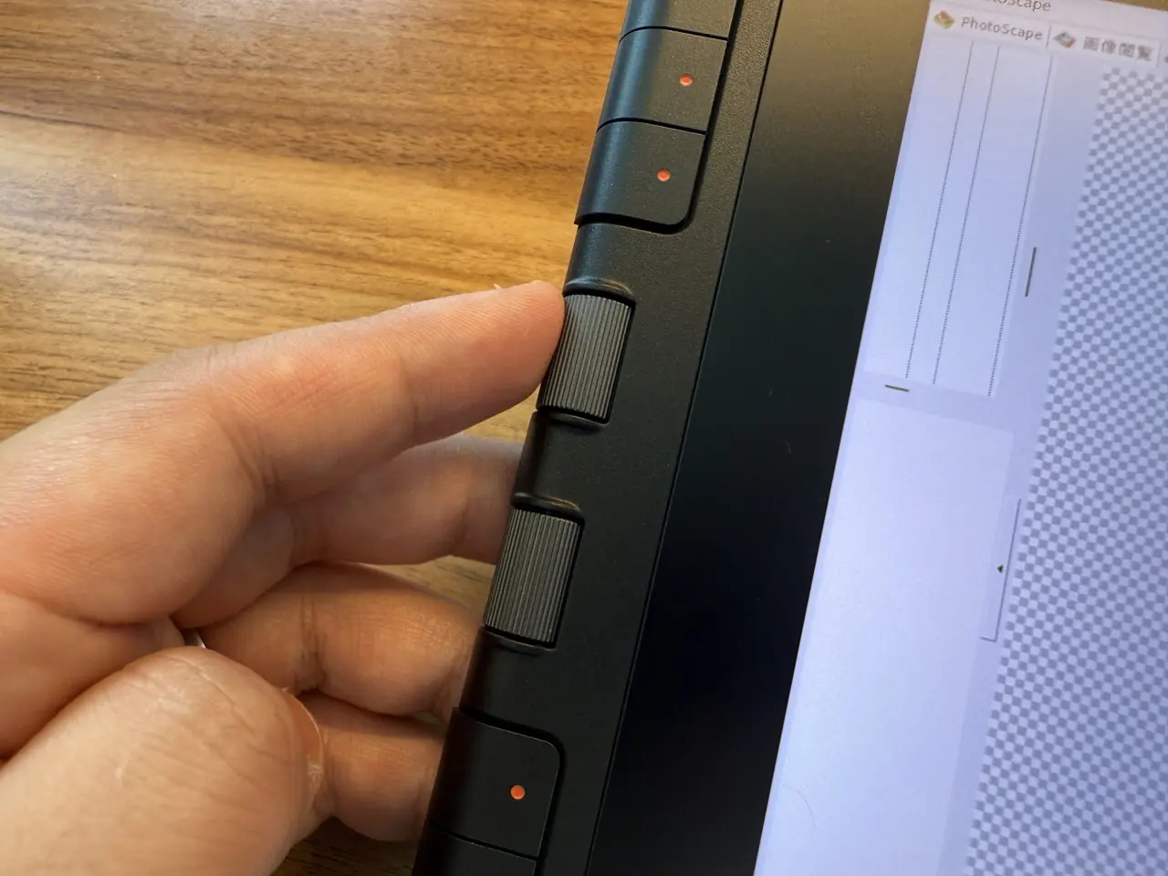 XPPen Artist 12 3rdのダイヤルに指で触れている様子