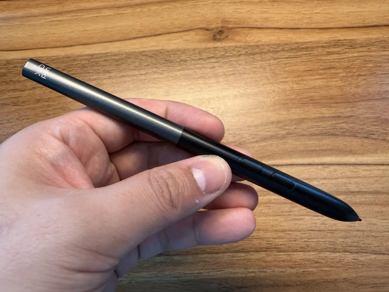 X4スマートチップスタイラスペンを手に持っている様子