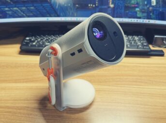 デスク上で動作しているAladdin Poca Laser