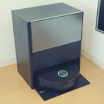 部屋の隅に設置されたDreame Aqua10 Ultra Roller