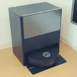 部屋の隅に設置されたDreame Aqua10 Ultra Roller