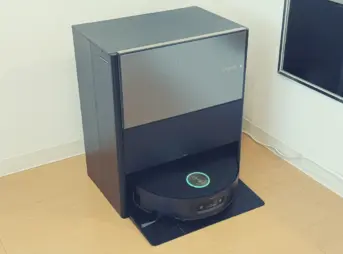 部屋の隅に設置されたDreame Aqua10 Ultra Roller