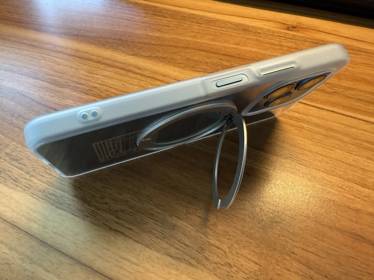 スマホリングをスタンド代わりに使用している様子