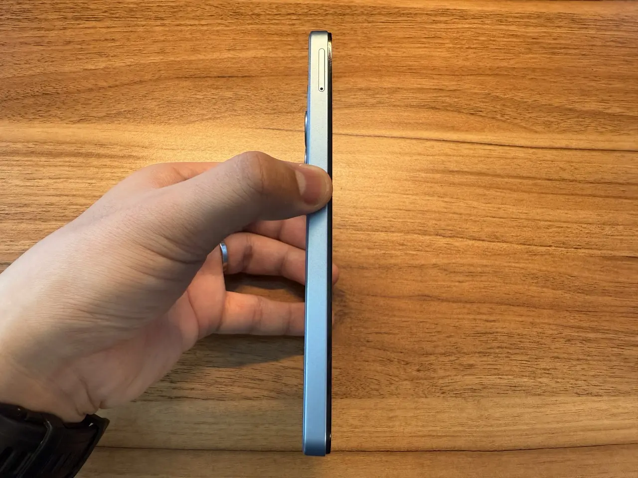 Blackview WAVE 9Cを手に持っている様子(側面アングル)