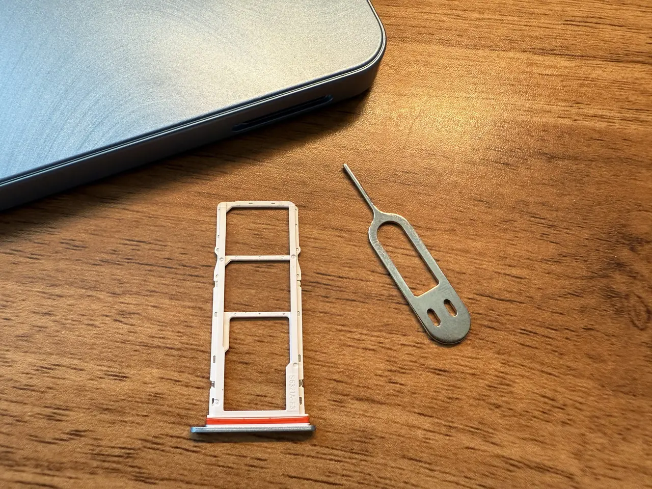 Blackview WAVE 9Cのカードスロットを開いた状態