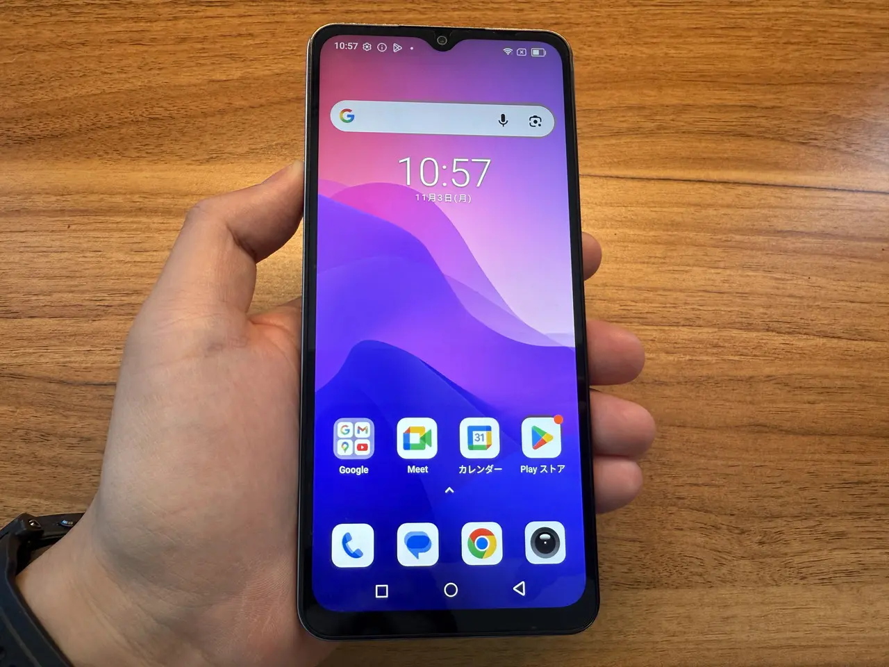起動中のBlackview WAVE 9Cを手に持っている様子