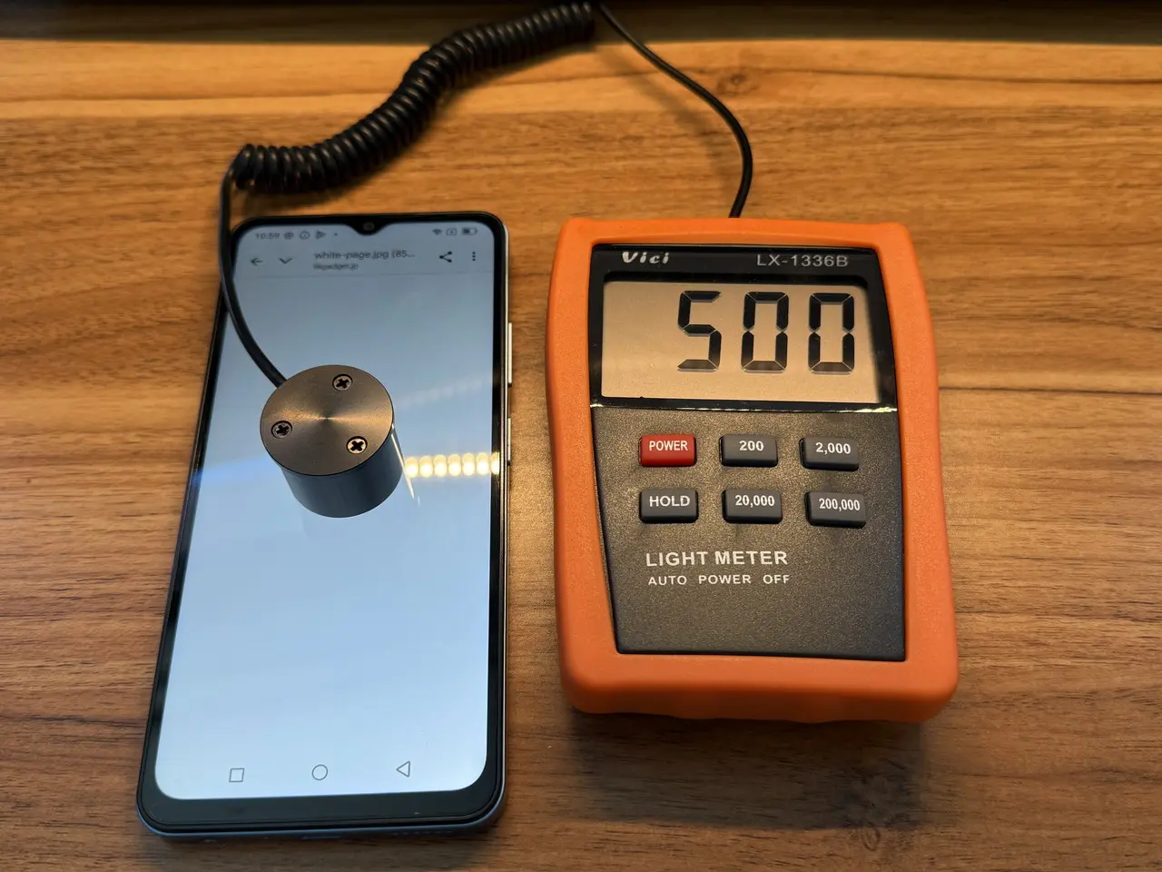 デジタルルクスメーター「Vici LX1336B」を使用して画面の明るさを計測している様子
