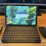 Blackview ZENO 10の本体と付属品をデスク上に並べている様子