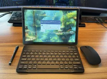 Blackview ZENO 10の本体と付属品をデスク上に並べている様子