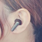 女性が左耳にEarFun Air Pro 4iを装着している
