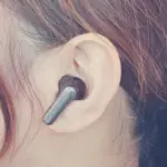 女性が左耳にEarFun Air Pro 4iを装着している