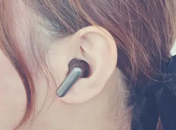 女性が左耳にEarFun Air Pro 4iを装着している