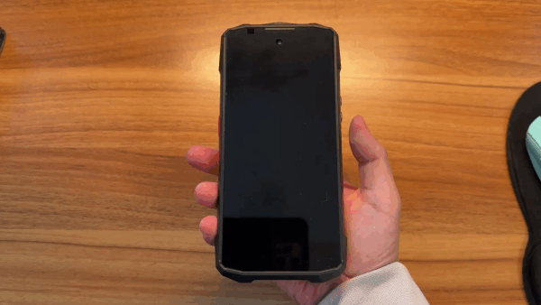 FOSSIBOT F113で指紋認証する様子