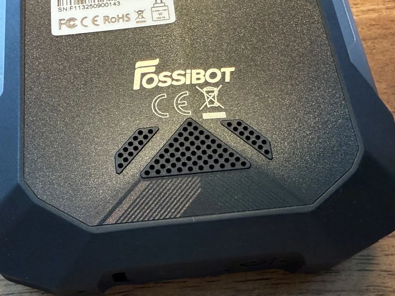 FOSSIBOT F113のスピーカー穴