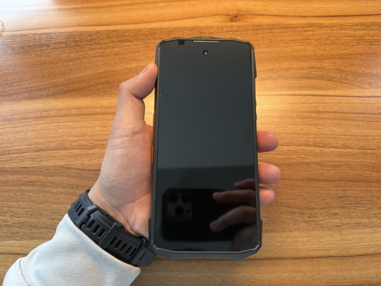 FOSSIBOT F113を手に持っている様子(正面アングル)