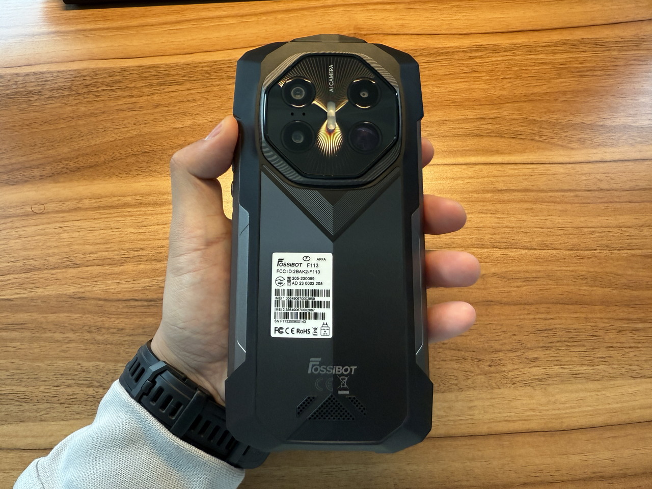 FOSSIBOT F113を手に持っている様子(背面アングル)