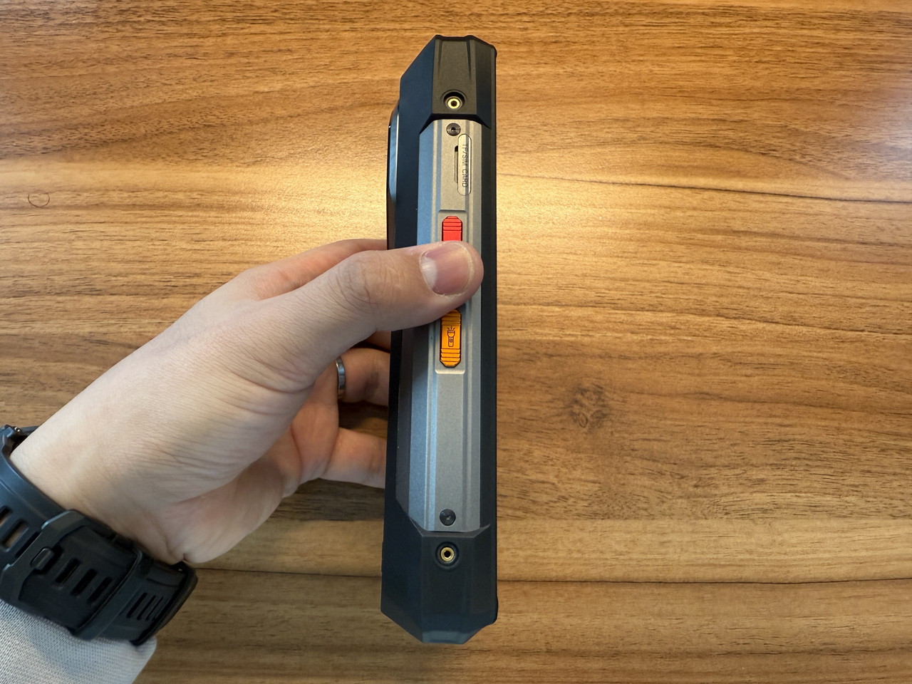 FOSSIBOT F113を手に持っている様子(側面アングル縦向き)