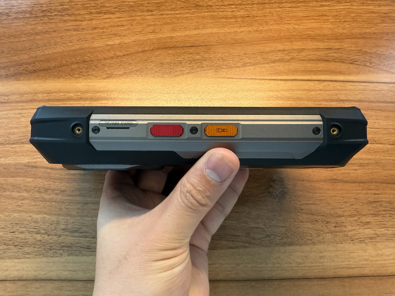 FOSSIBOT F113を手に持っている様子(側面アングル横向き)