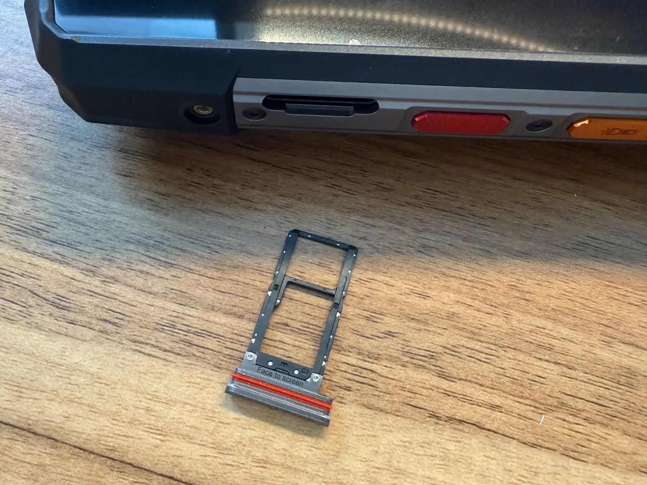 カードスロットを開いた様子