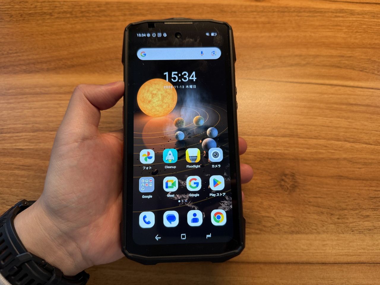 起動中のFOSSIBOT F113を手に持っている様子