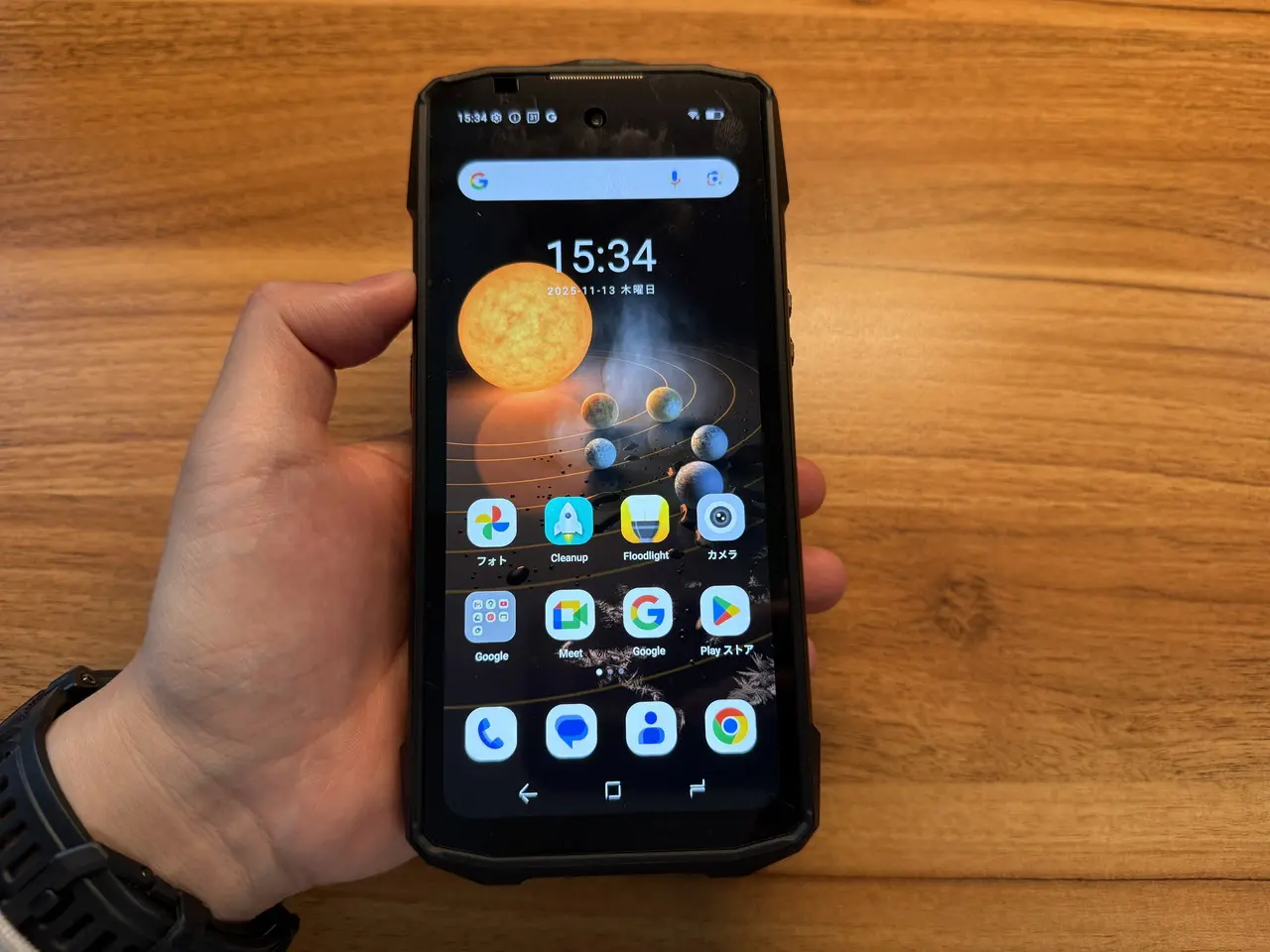 起動中のFOSSIBOT F113を手に持っている様子