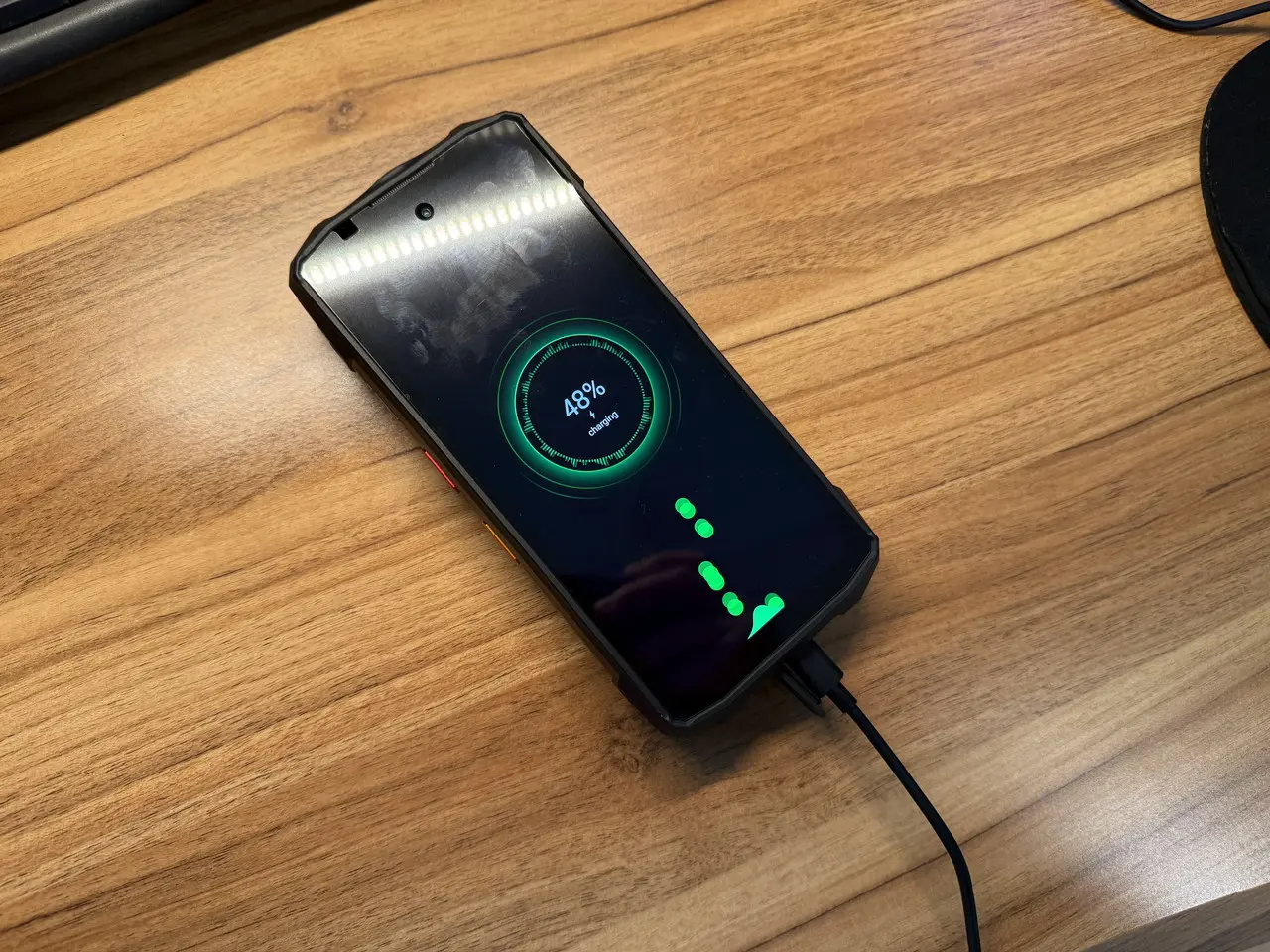 充電中のFOSSIBOT F113