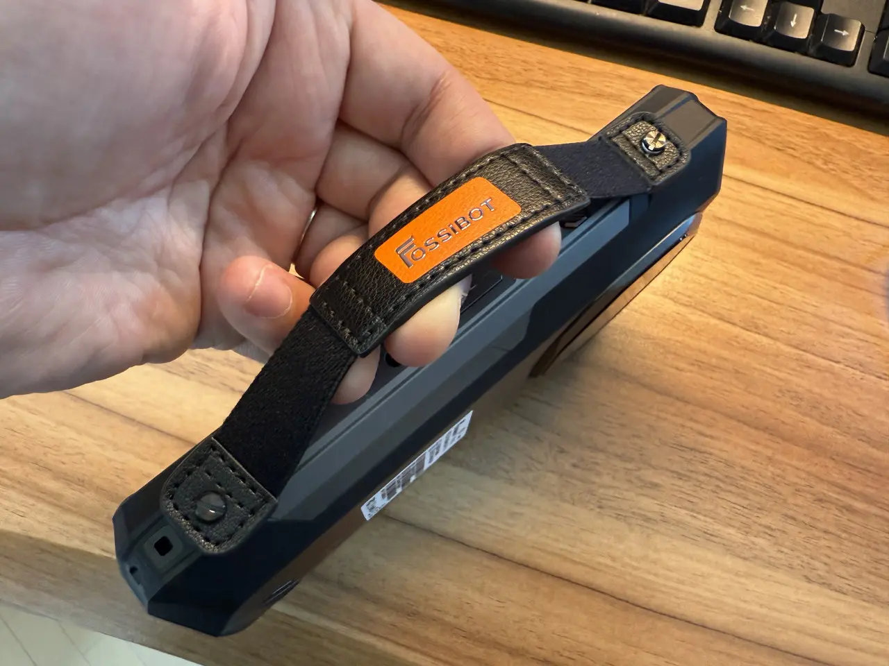 ハンドストラップホルダーを装着した状態のFOSSIBOT F113