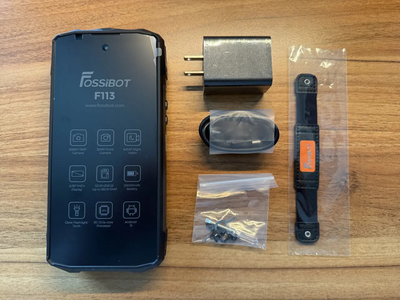 FOSSIBOT F113のパッケージ付属品一式