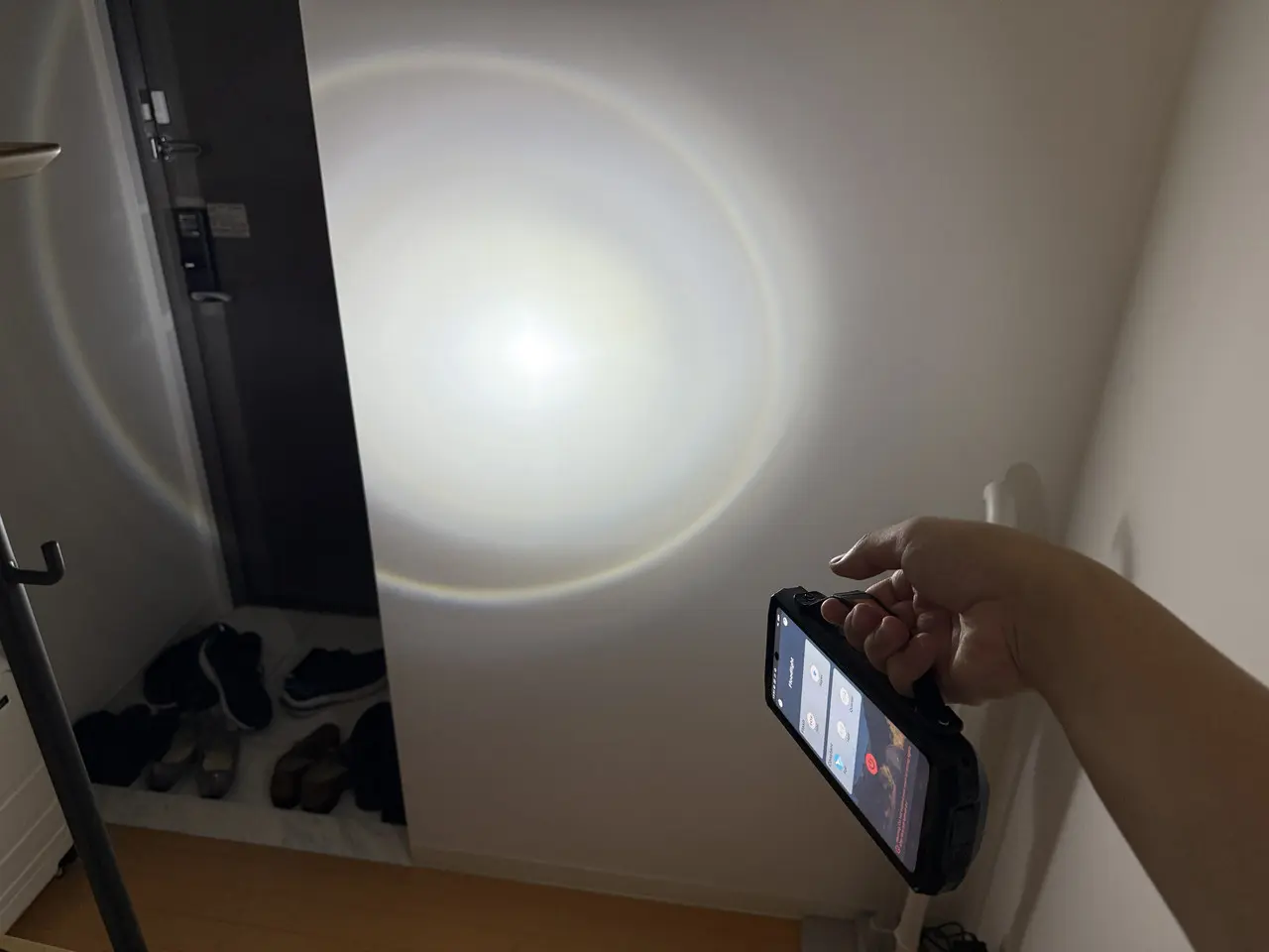 FOSSIBOT F113で暗所を照らしている様子