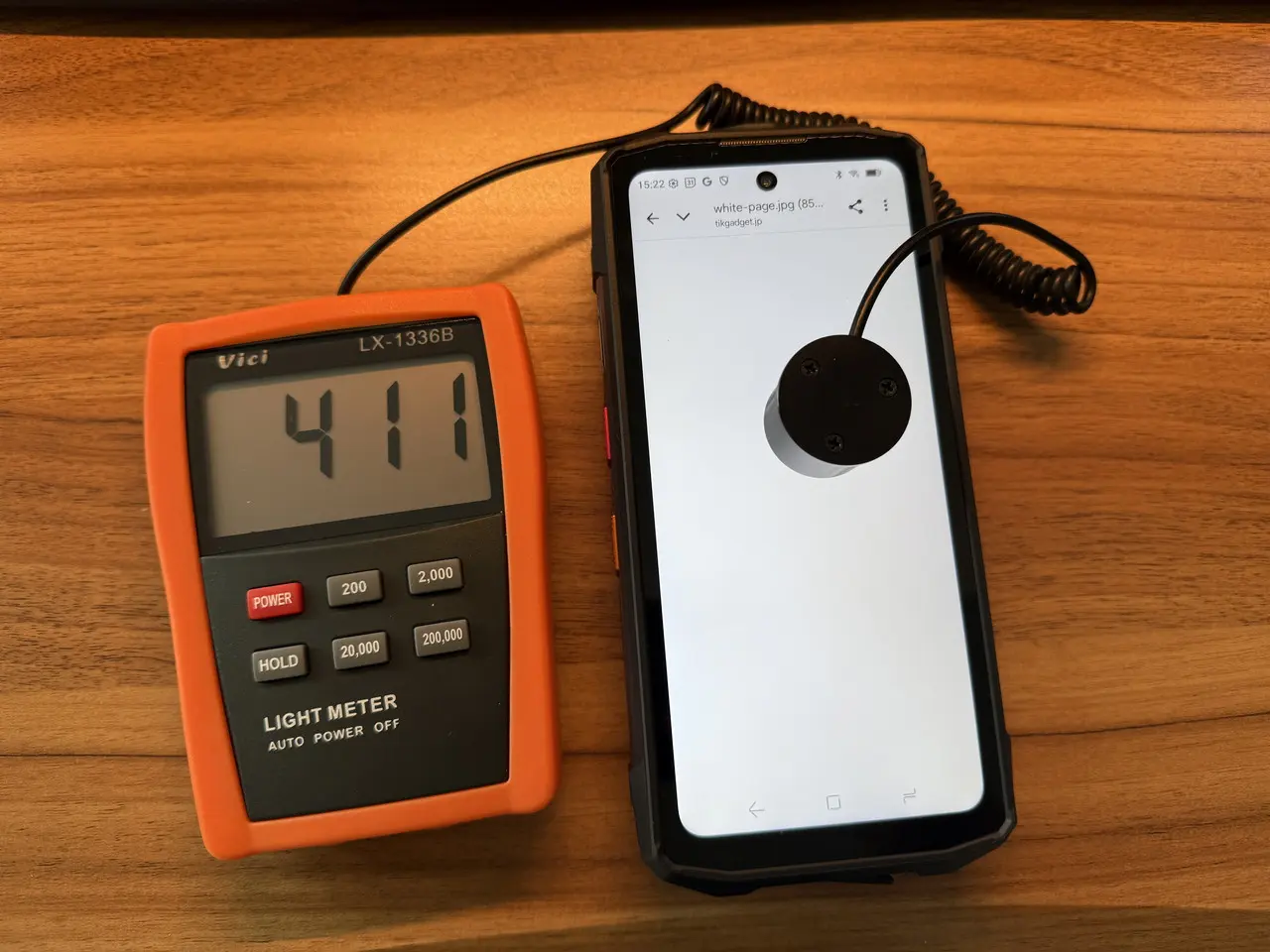 デジタルルクスメーター「Vici LX1336B」を使用して画面の明るさを計測している様子