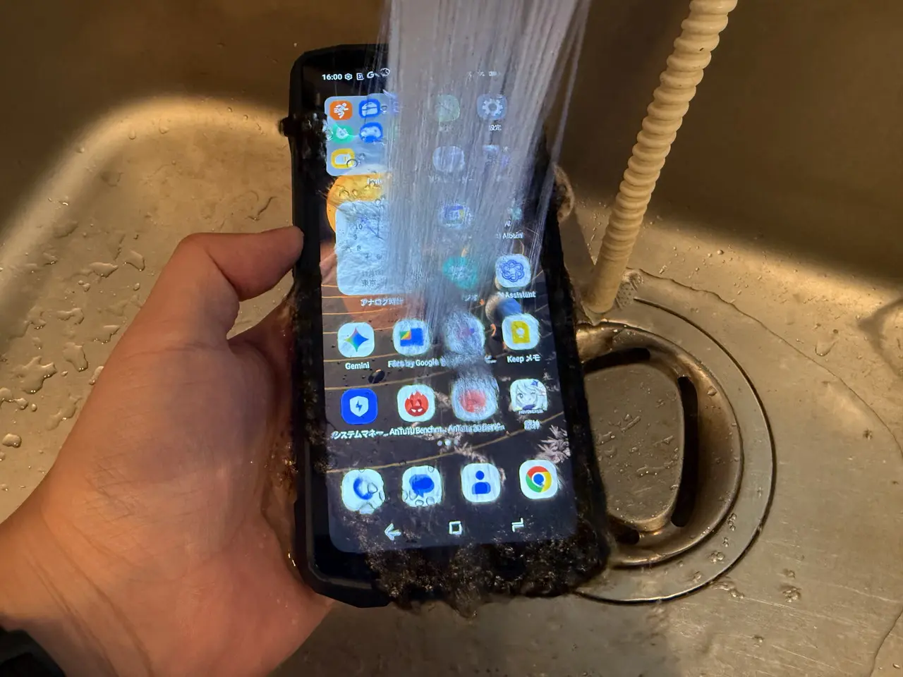 FOSSIBOT F113にシャワーをあてている様子(正面アングル)