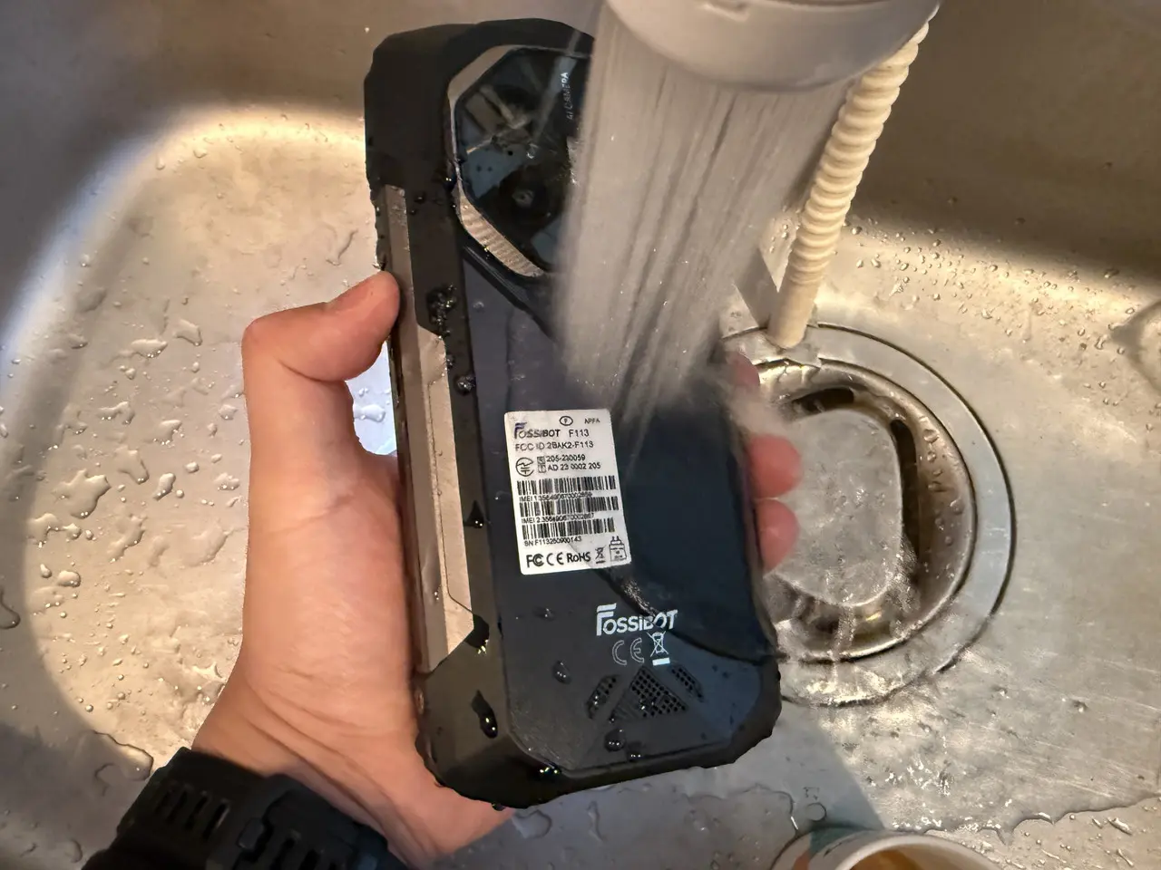 FOSSIBOT F113にシャワーをあてている様子(背面アングル)