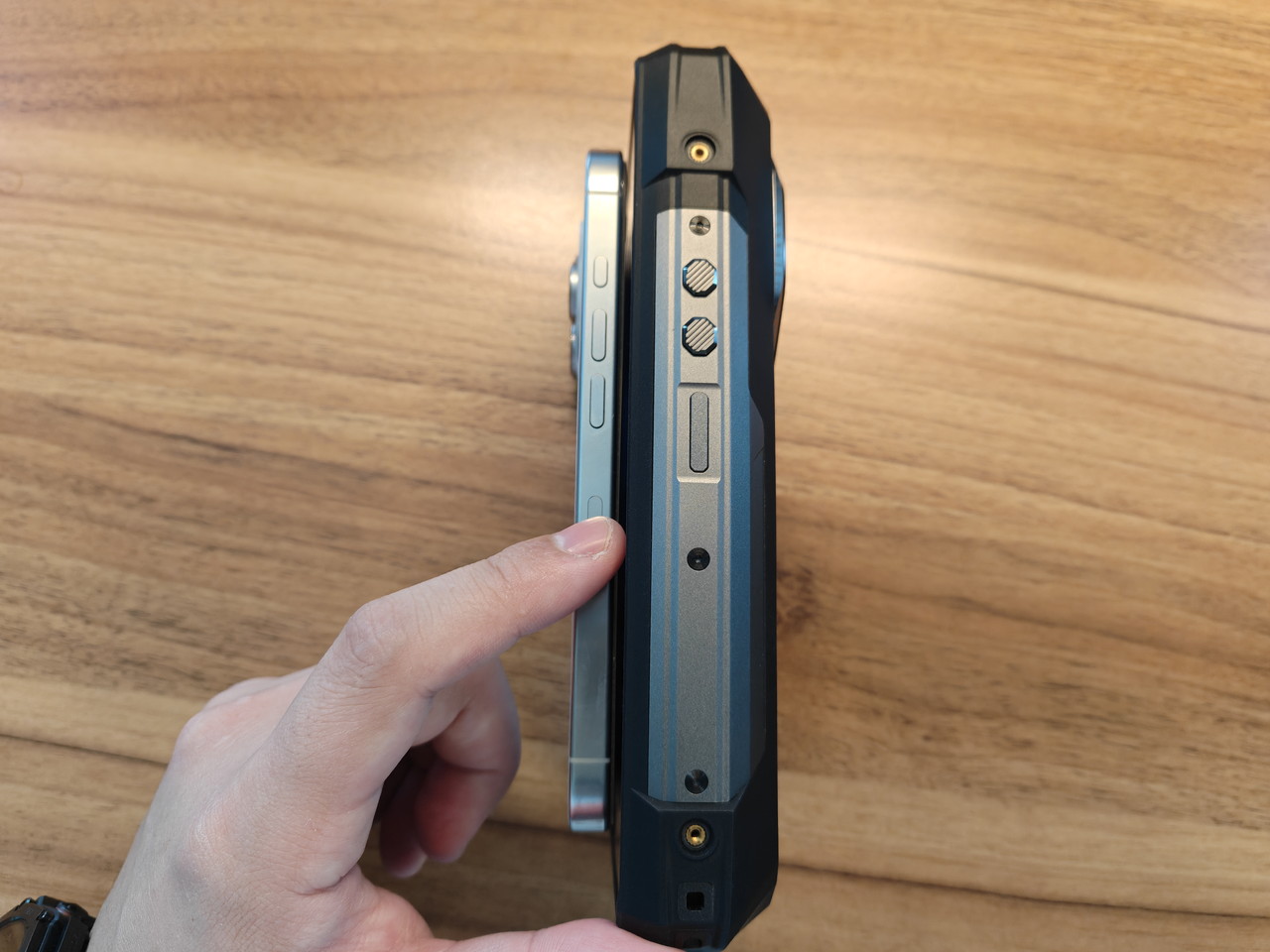 iPhone 16 Pro(左)と FOSSIBOT F113(右)を並べた様子(側面アングル)