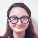 Halliday AIグラスを装着した女性（正面アングル）