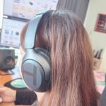 HAYLOU S40を女性が装着している