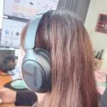 HAYLOU S40を女性が装着している